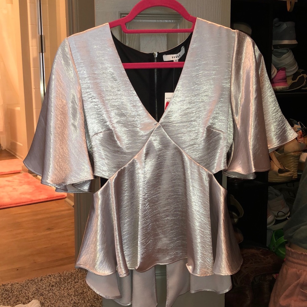 Cute flowy silver top